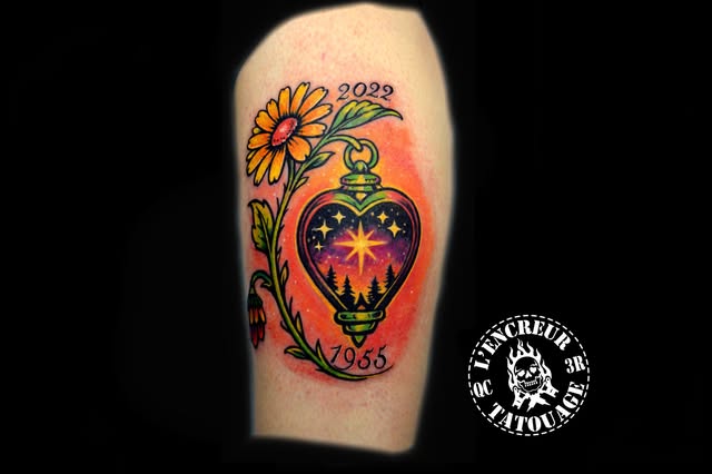 Tatouage couleur néo-traditionnel, urne florale avec dates