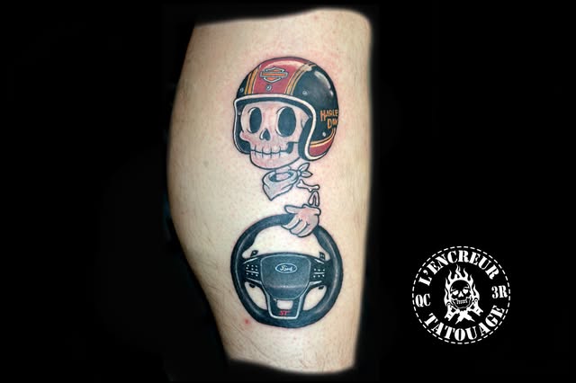 Petit tatouage couleur d'un crâne avec casque de moto