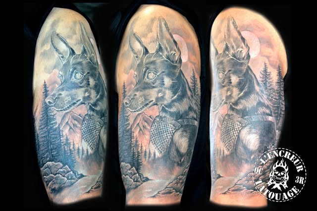 Tatouage réaliste noir et gris d'une tête de loup, réalisé par L'Encreur Tatouage